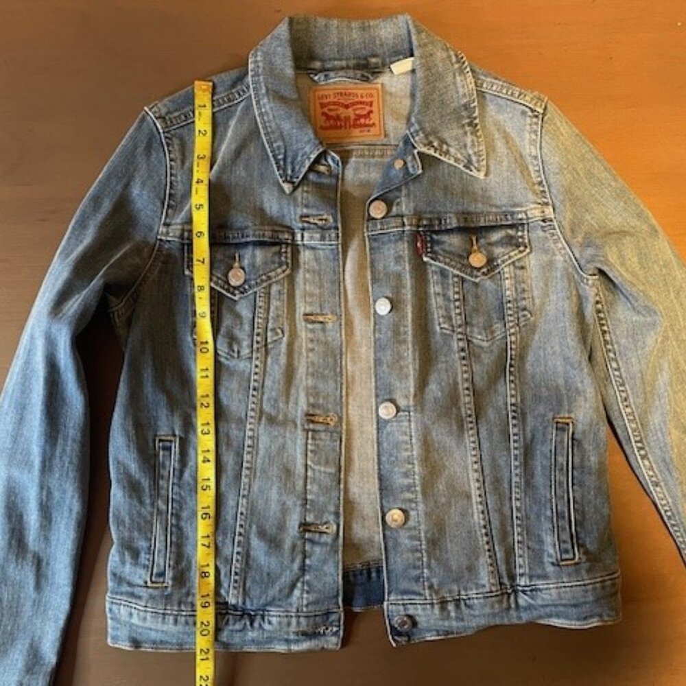 Levi Strauss & Co. Jean Jacket; Color: Blue (faded); Size: M